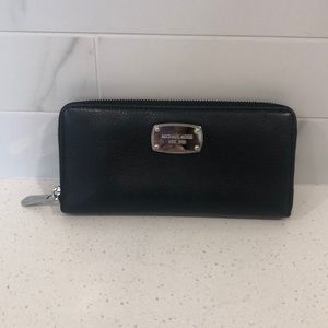 Like new leather Michael Kors wallet